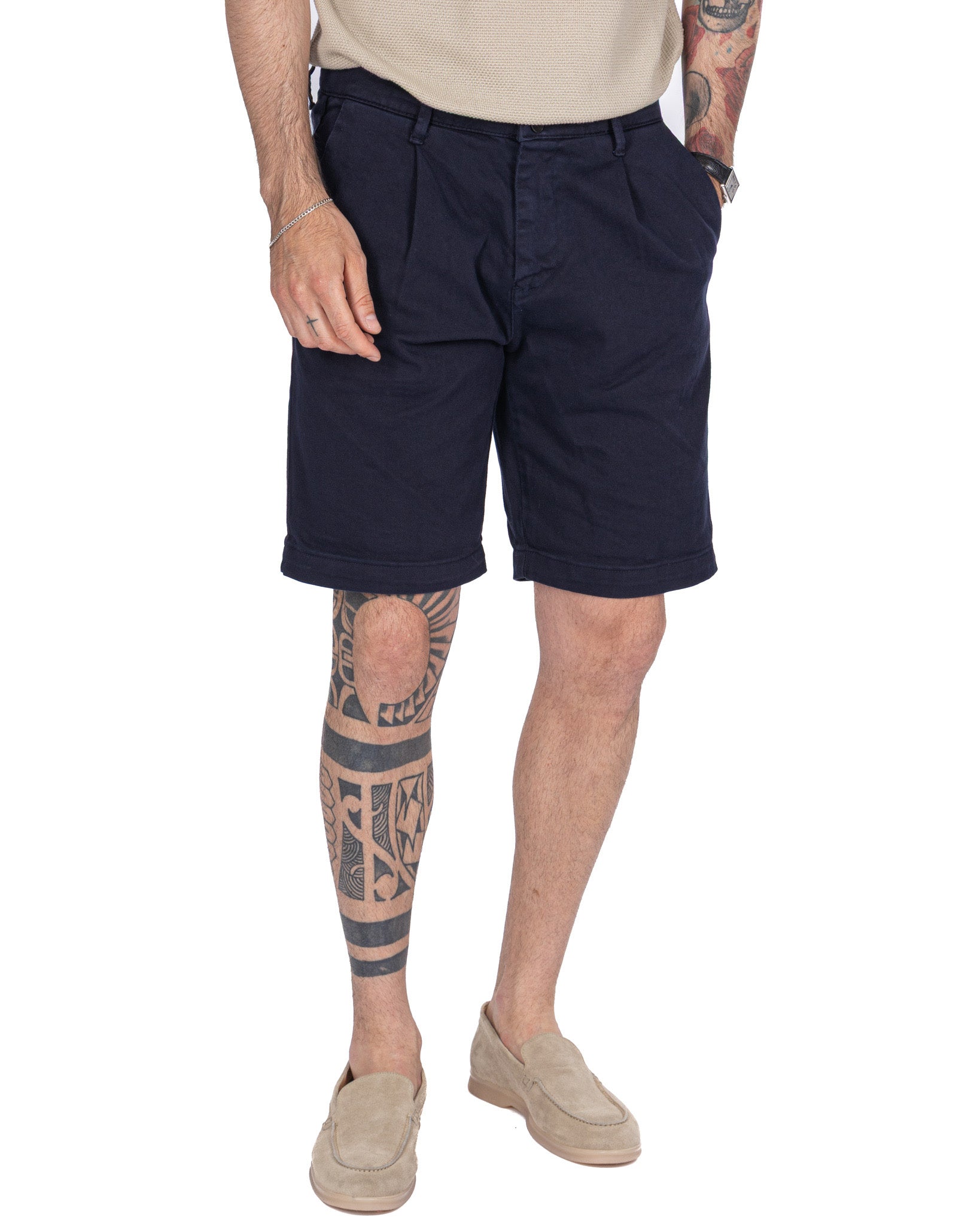 Easton - High-waisted blue bermuda shorts with pleats