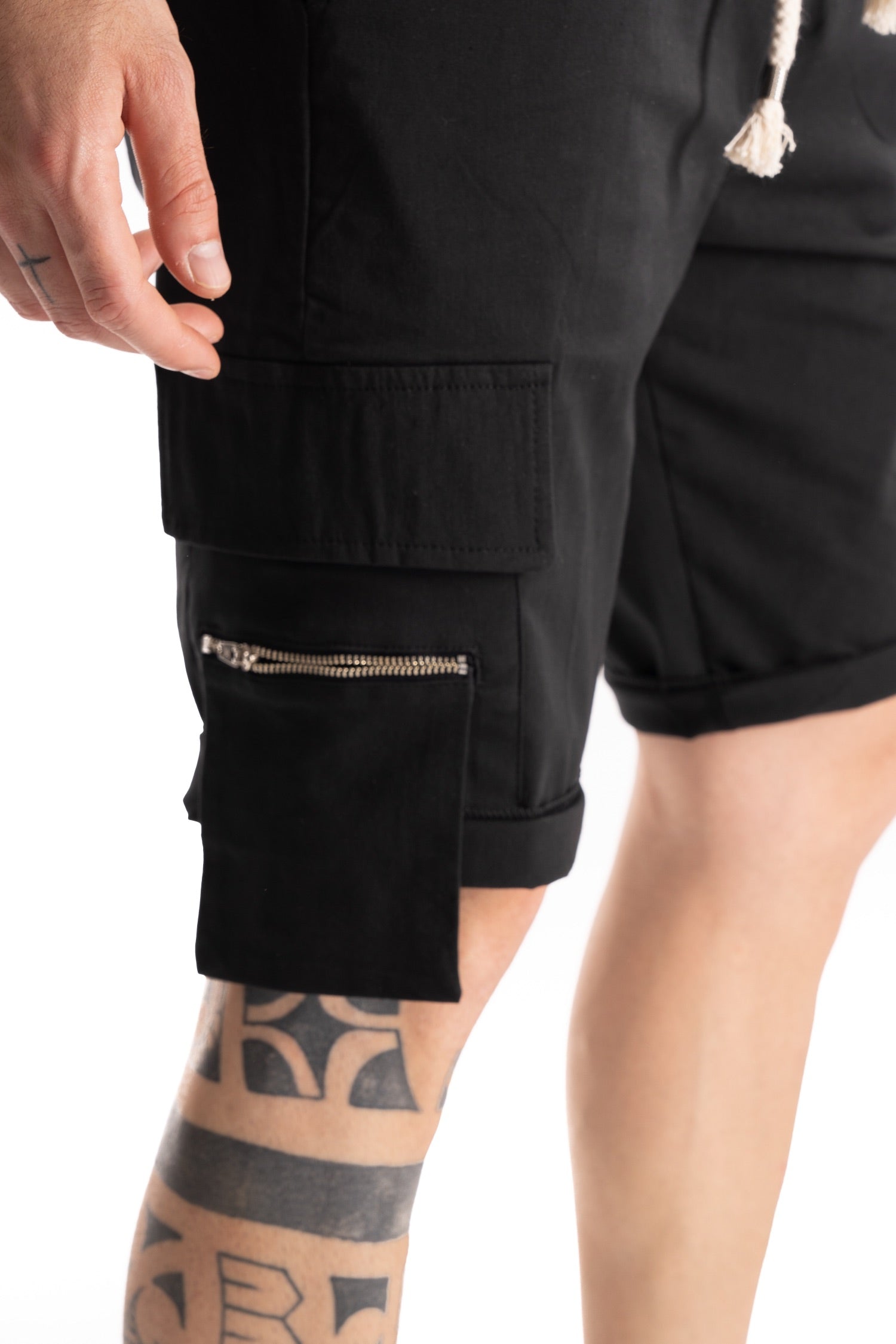 VINCE - BLACK BERMUDA WITH BIG POCKET