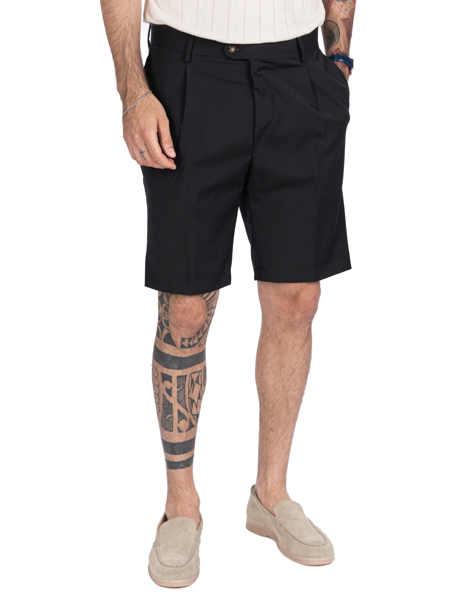 Colton - High-waisted Bermuda shorts with pleats in black